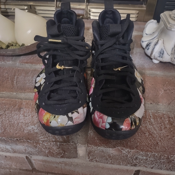 Women's Excellent Condition sz 9 Foamposites. Only worn a few times. Great style - Picture 6 of 8